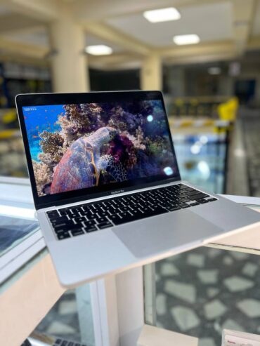 Macbook pro 2022 M2 chip 512GB 6GB RAM 13.3 inch